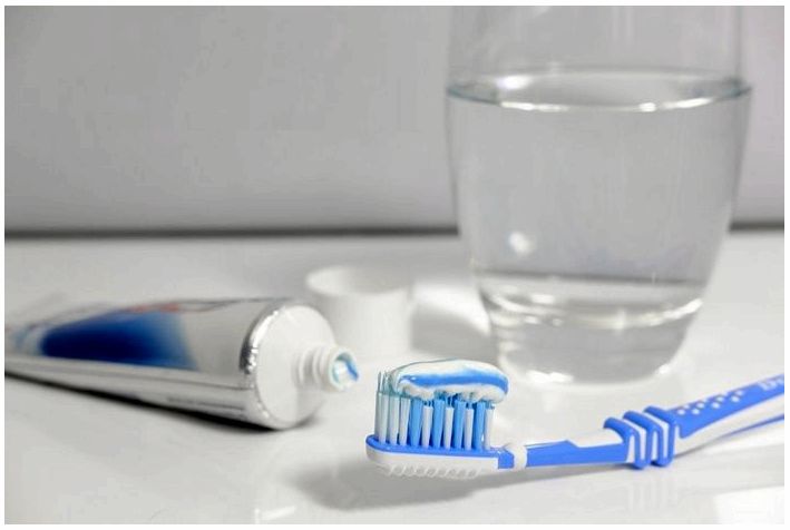 Что лучше помогает при чистке зубов?